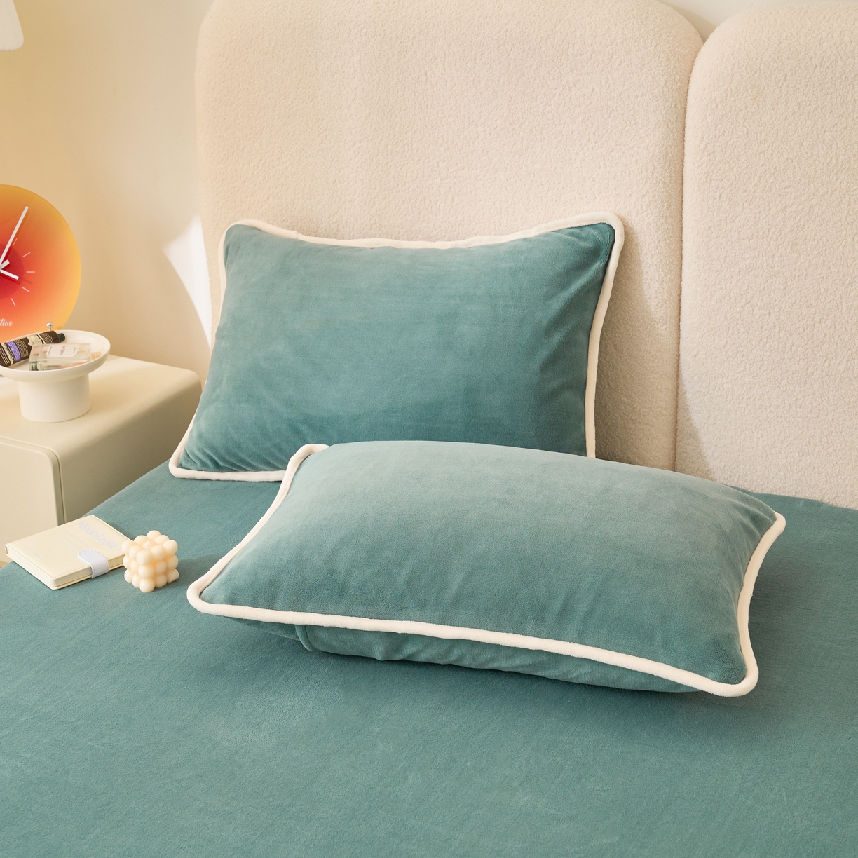 91家纺网 家纺一手货源 找家纺 21度C 2023新款布叮熊云朵压花绒包边三角针枕套 云朵包边款-茶绿