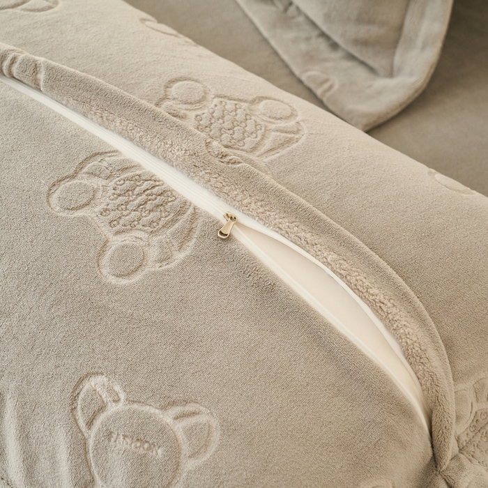 91家纺网 家纺一手货源 找家纺 21度C 2023新款布叮熊云朵压花绒包边三角针枕套 布叮熊包边款烟灰