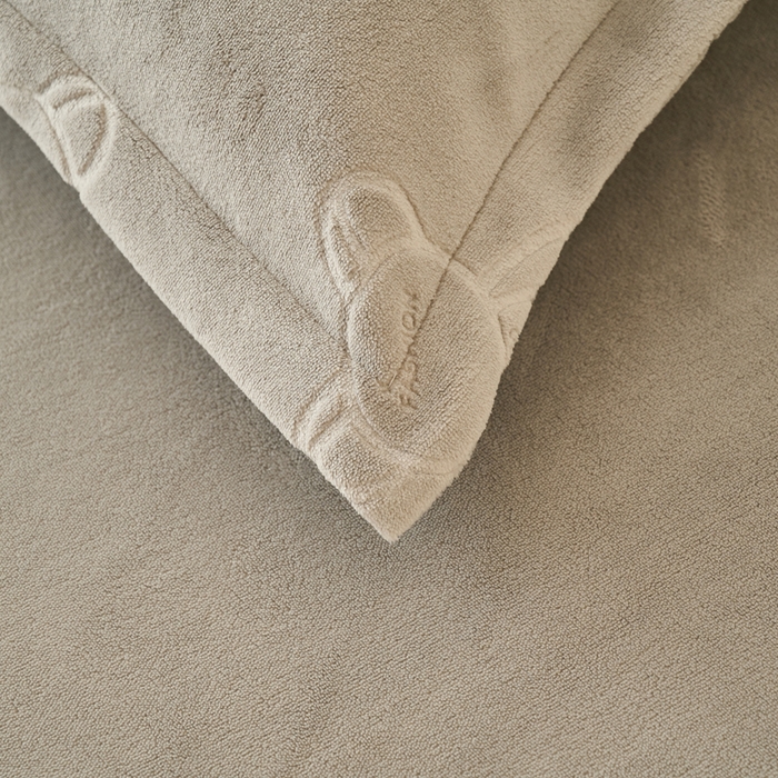 91家纺网 家纺一手货源 找家纺 21度C 2023新款布叮熊云朵压花绒包边三角针枕套 布叮熊包边款烟灰