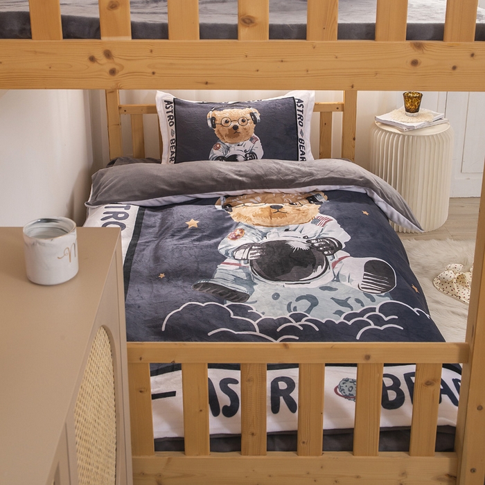 91家纺网 家纺一手货源 找家纺 宅部落 2023新款大版卡通牛奶绒三件套 6.太空熊