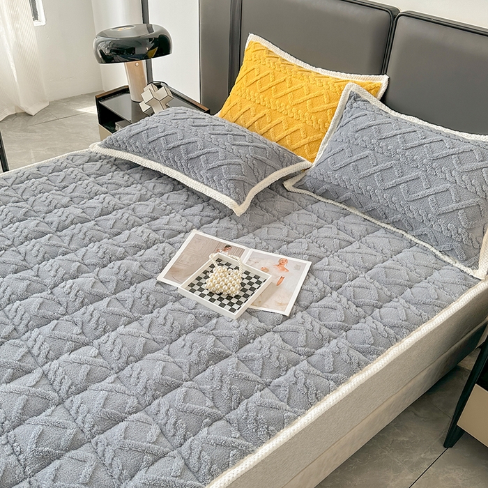 91家纺网 家纺一手货源 找家纺 纽缦家纺 2023新款纯色兔兔绒塔芙绒夹棉床垫 高级灰