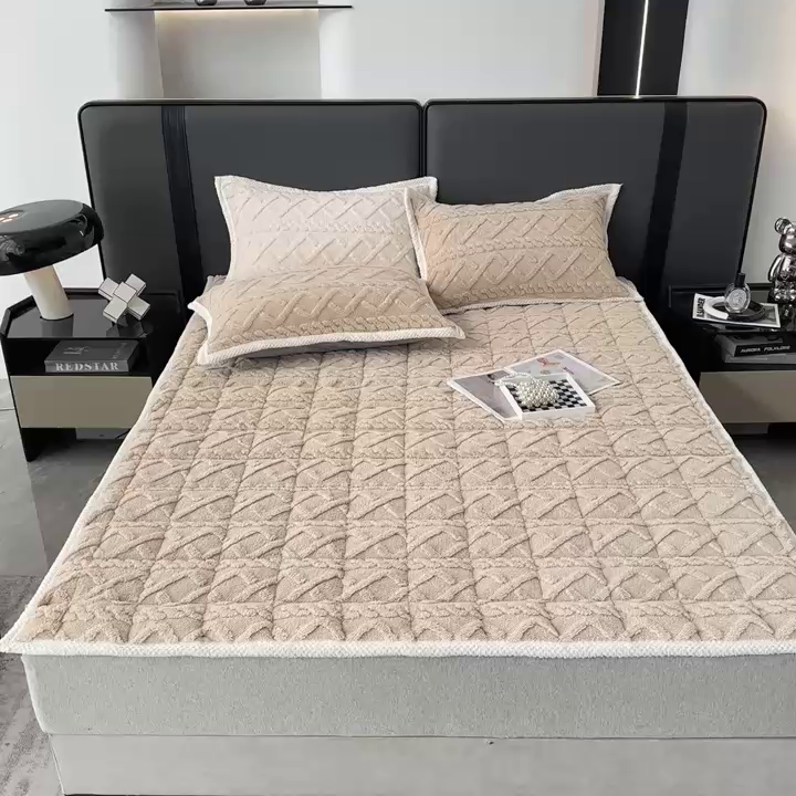 91家纺网 家纺一手货源 找家纺 纽缦家纺 2023新款纯色兔兔绒塔芙绒夹棉床垫 卡其