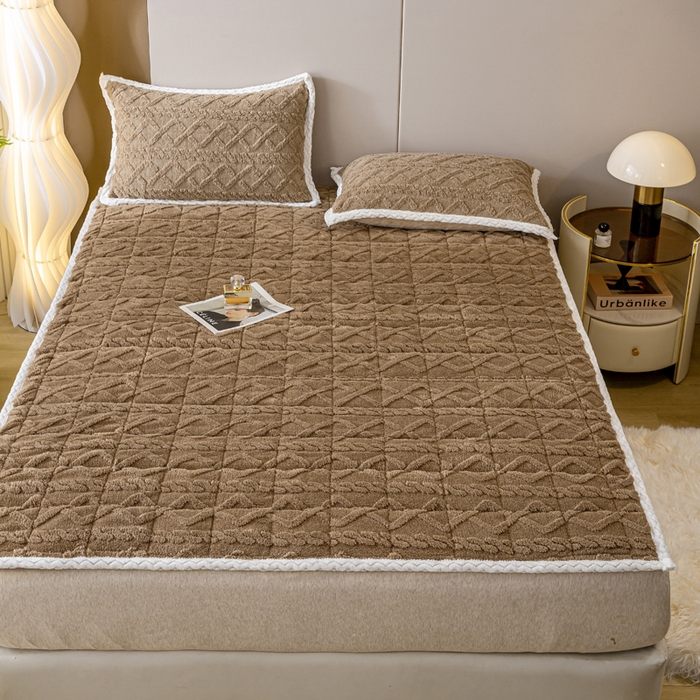 91家纺网 家纺一手货源 找家纺 纽缦家纺 2023新款纯色兔兔绒塔芙绒夹棉床垫 莫奈咖