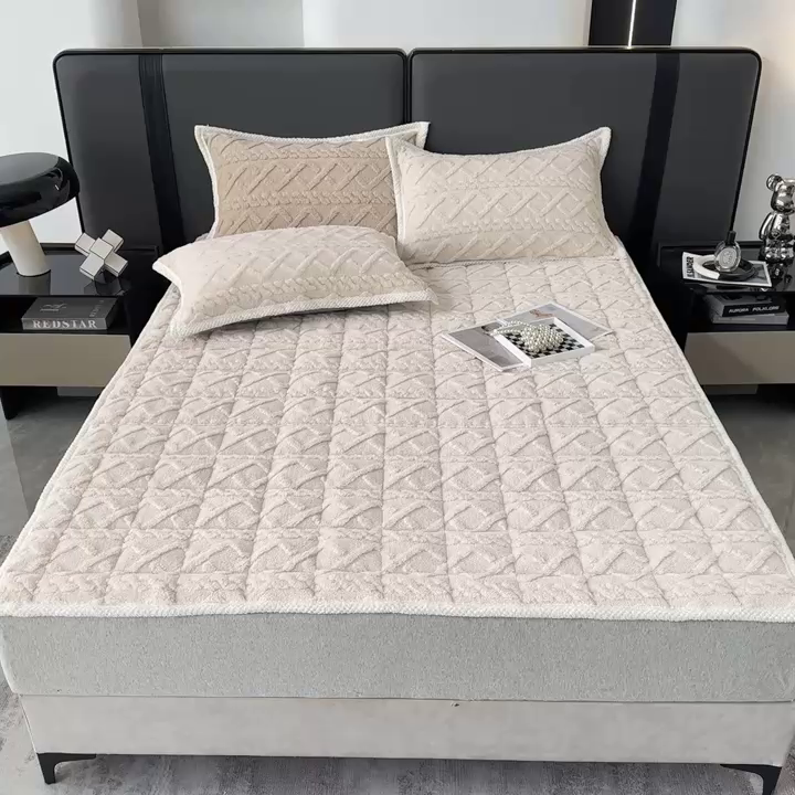 91家纺网 家纺一手货源 找家纺 纽缦家纺 2023新款纯色兔兔绒塔芙绒夹棉床垫 米杏