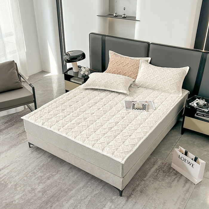 91家纺网 家纺一手货源 找家纺 纽缦家纺 2023新款纯色兔兔绒塔芙绒夹棉床垫 米杏