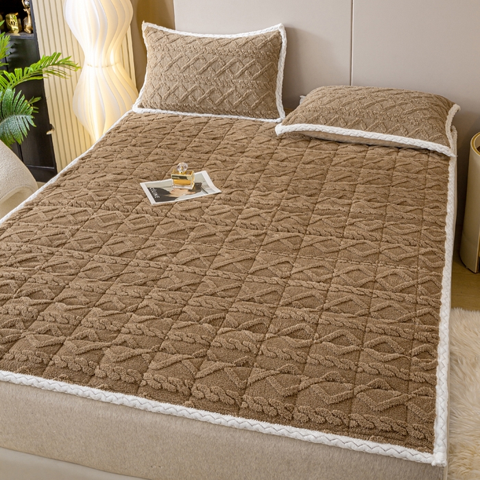 91家纺网 家纺一手货源 找家纺 纽缦家纺 2023新款纯色兔兔绒塔芙绒夹棉床垫 莫奈咖