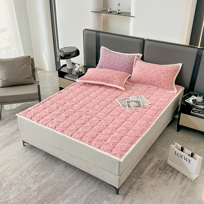 91家纺网 家纺一手货源 找家纺 纽缦家纺 2023新款纯色兔兔绒塔芙绒夹棉床垫 樱花粉