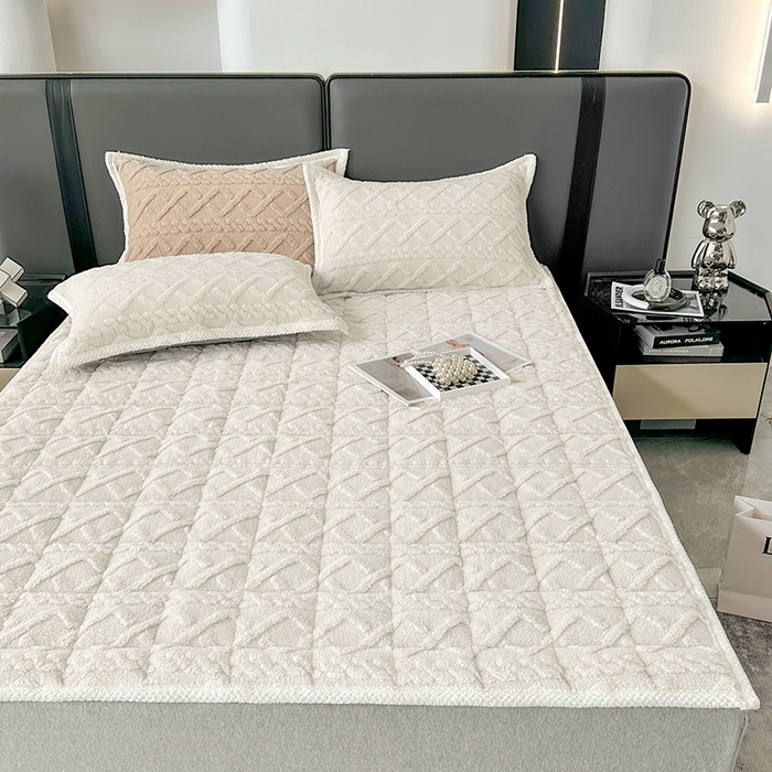 91家纺网 家纺一手货源 找家纺 纽缦家纺 2023新款纯色兔兔绒塔芙绒夹棉床垫 米杏