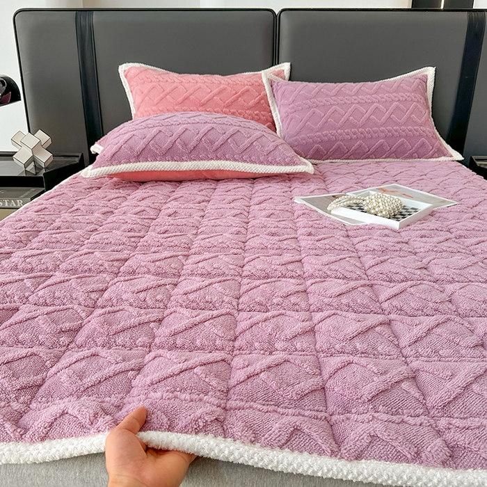 91家纺网 家纺一手货源 找家纺 纽缦家纺 2023新款纯色兔兔绒塔芙绒夹棉床垫 古典紫