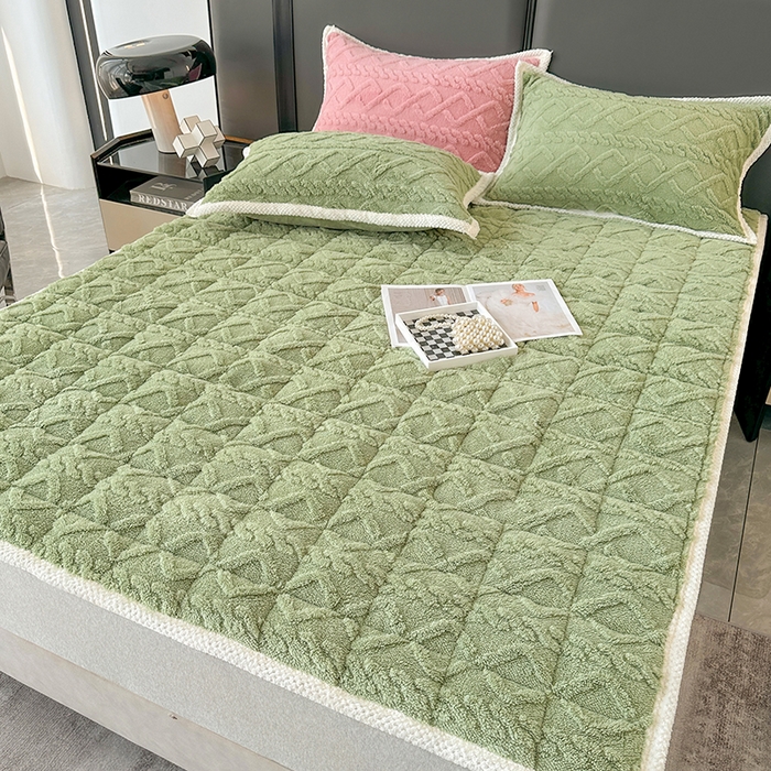 91家纺网 家纺一手货源 找家纺 纽缦家纺 2023新款纯色兔兔绒塔芙绒夹棉床垫 抹茶绿