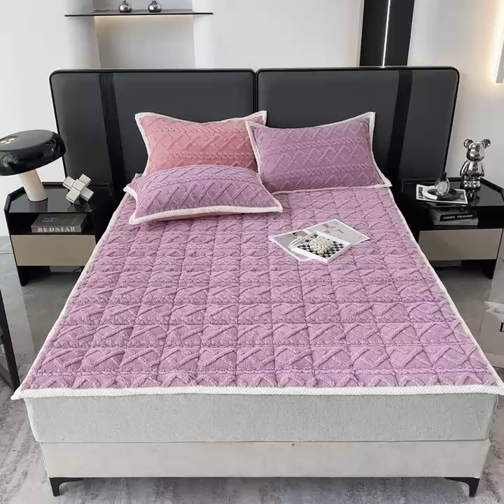 91家纺网 家纺一手货源 找家纺 纽缦家纺 2023新款纯色兔兔绒塔芙绒夹棉床垫 古典紫