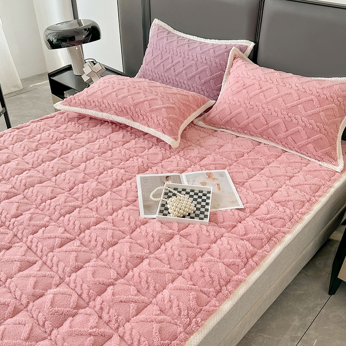 91家纺网 家纺一手货源 找家纺 纽缦家纺 2023新款纯色兔兔绒塔芙绒夹棉床垫 樱花粉