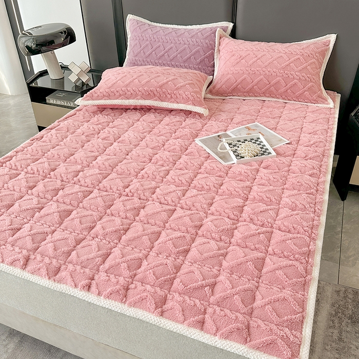 91家纺网 家纺一手货源 找家纺 纽缦家纺 2023新款纯色兔兔绒塔芙绒夹棉床垫 樱花粉