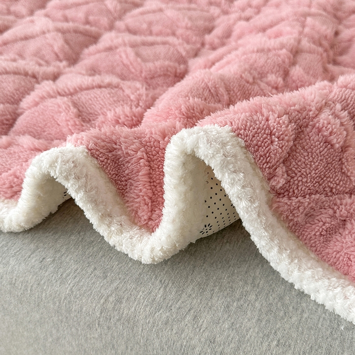 91家纺网 家纺一手货源 找家纺 纽缦家纺 2023新款纯色兔兔绒塔芙绒夹棉床垫 樱花粉