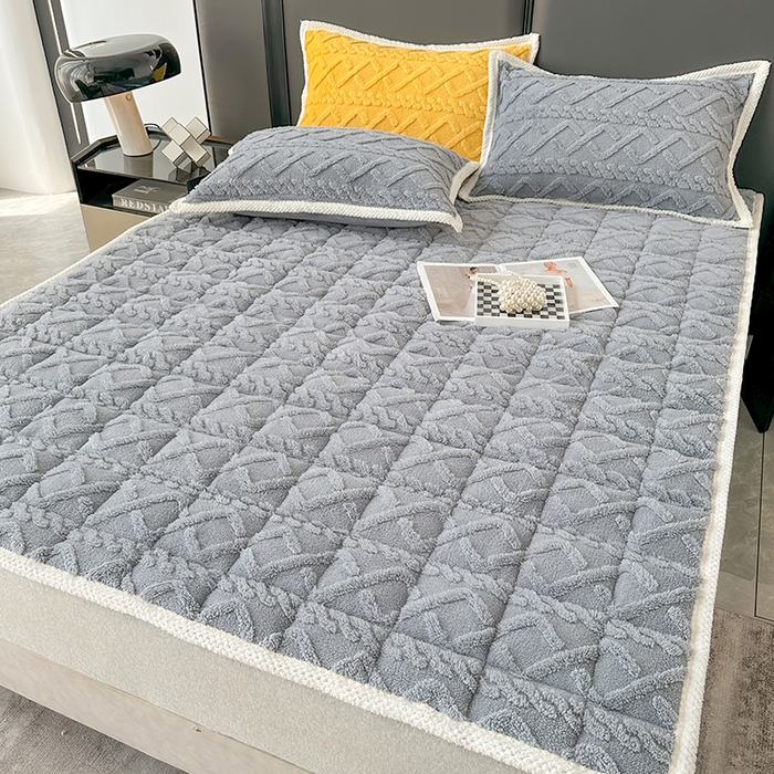 91家纺网 家纺一手货源 找家纺 纽缦家纺 2023新款纯色兔兔绒塔芙绒夹棉床垫 高级灰