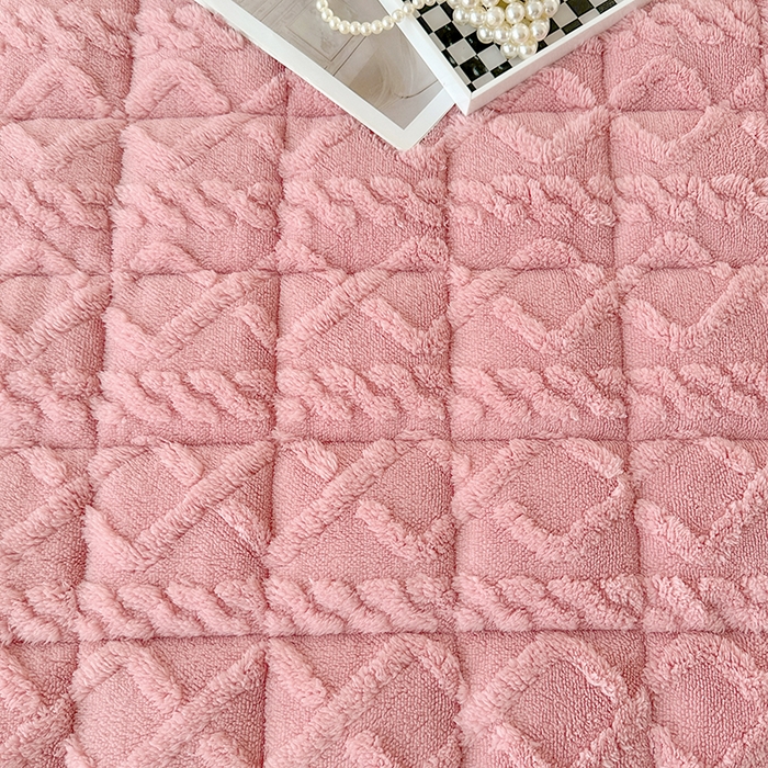 91家纺网 家纺一手货源 找家纺 纽缦家纺 2023新款纯色兔兔绒塔芙绒夹棉床垫 樱花粉