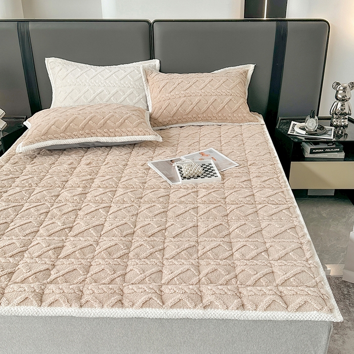 91家纺网 家纺一手货源 找家纺 纽缦家纺 2023新款纯色兔兔绒塔芙绒夹棉床垫 卡其