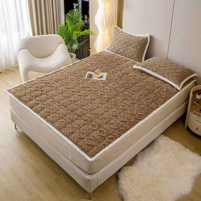 91家纺网 家纺一手货源 找家纺 纽缦家纺 2023新款纯色兔兔绒塔芙绒夹棉床垫 莫奈咖