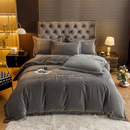 91家纺网 家纺一手货源 找家纺 （总）库里梦家纺 2024新款宽边一字绣婴儿绒四件套