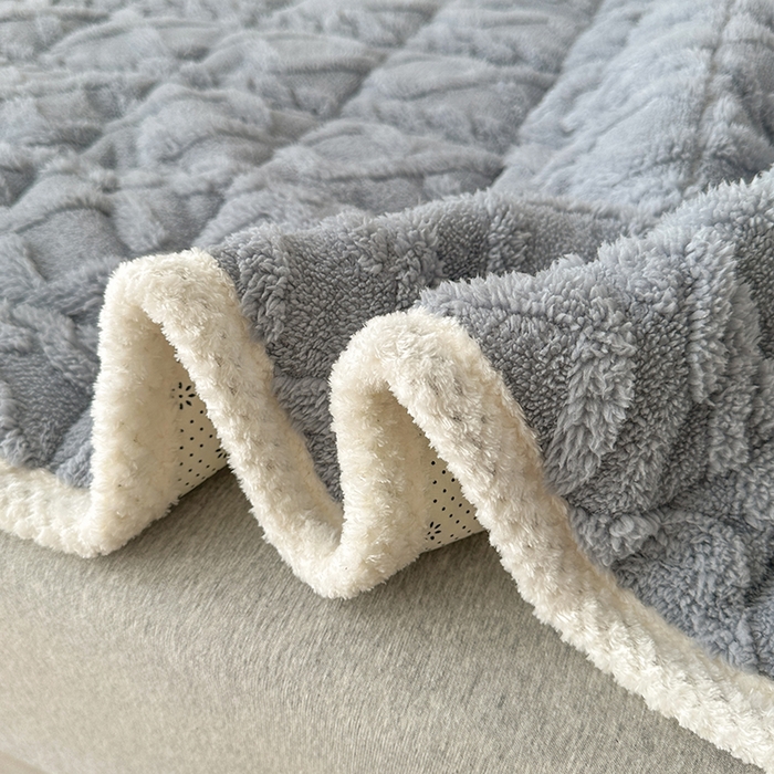 91家纺网 家纺一手货源 找家纺 纽缦家纺 2023新款纯色兔兔绒塔芙绒夹棉床垫 高级灰