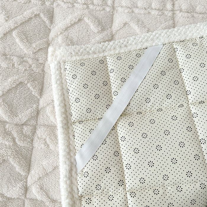 91家纺网 家纺一手货源 找家纺 纽缦家纺 2023新款纯色兔兔绒塔芙绒夹棉床垫 米杏