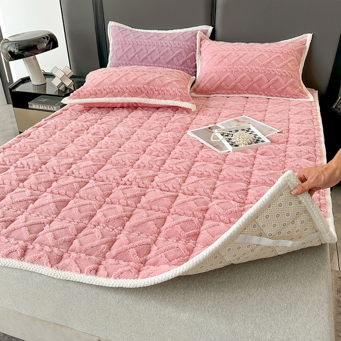 91家纺网 家纺一手货源 找家纺 纽缦家纺 2023新款纯色兔兔绒塔芙绒夹棉床垫 樱花粉