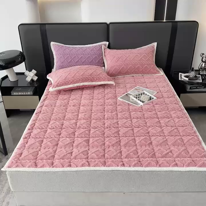 91家纺网 家纺一手货源 找家纺 纽缦家纺 2023新款纯色兔兔绒塔芙绒夹棉床垫 樱花粉