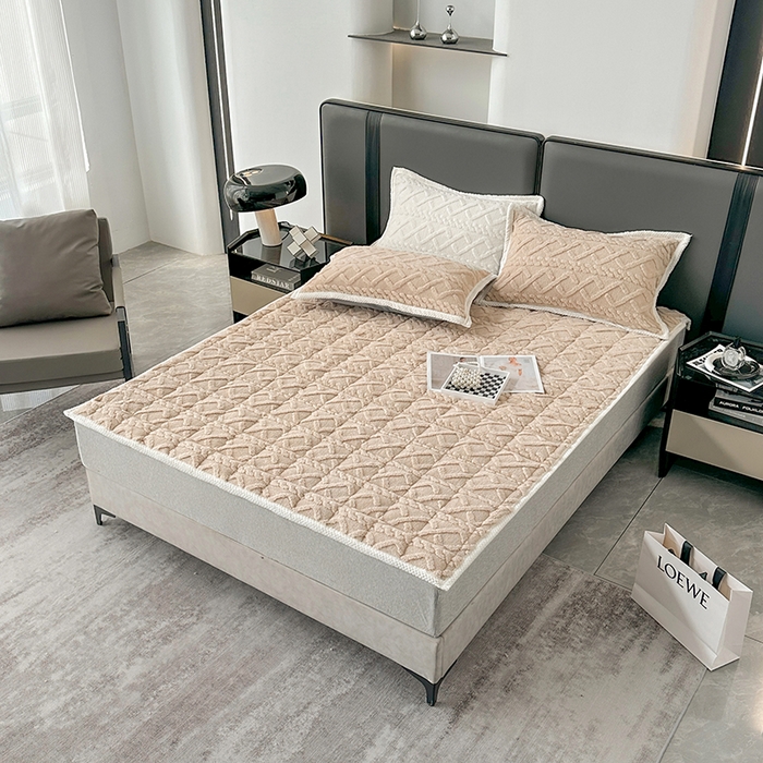 91家纺网 家纺一手货源 找家纺 纽缦家纺 2023新款纯色兔兔绒塔芙绒夹棉床垫 卡其