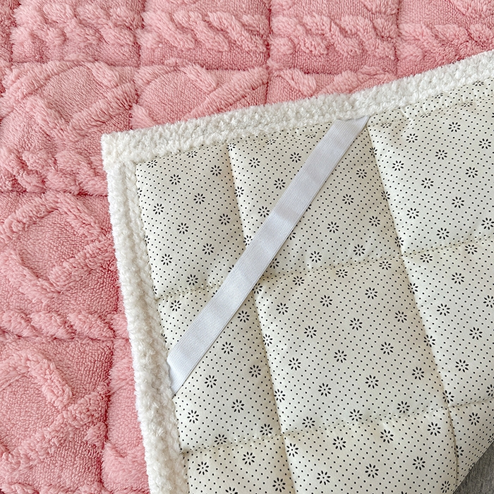 91家纺网 家纺一手货源 找家纺 纽缦家纺 2023新款纯色兔兔绒塔芙绒夹棉床垫 樱花粉