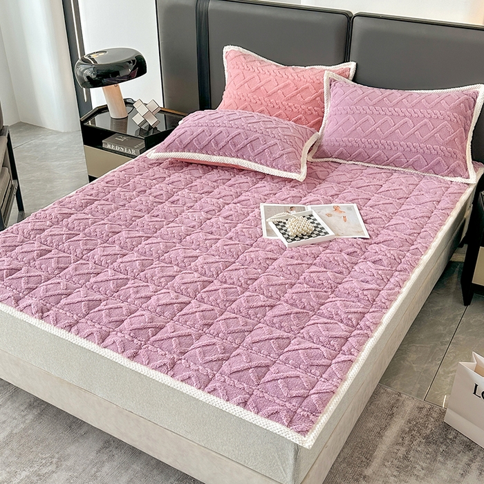 91家纺网 家纺一手货源 找家纺 纽缦家纺 2023新款纯色兔兔绒塔芙绒夹棉床垫 古典紫