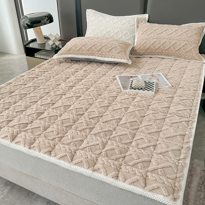 91家纺网 家纺一手货源 找家纺 纽缦家纺 2023新款纯色兔兔绒塔芙绒夹棉床垫 卡其