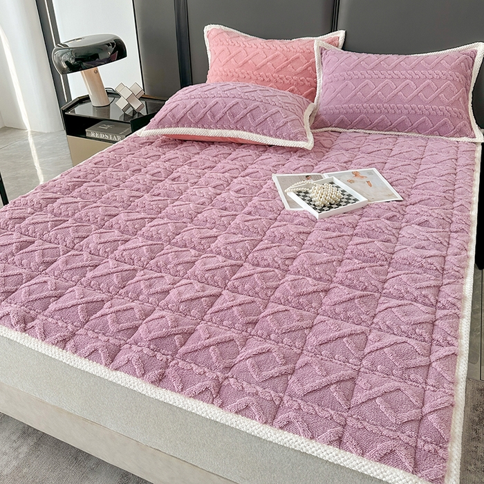 91家纺网 家纺一手货源 找家纺 纽缦家纺 2023新款纯色兔兔绒塔芙绒夹棉床垫 古典紫