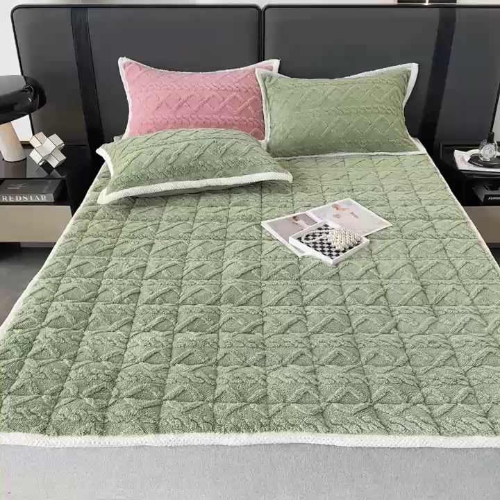 91家纺网 家纺一手货源 找家纺 纽缦家纺 2023新款纯色兔兔绒塔芙绒夹棉床垫 抹茶绿