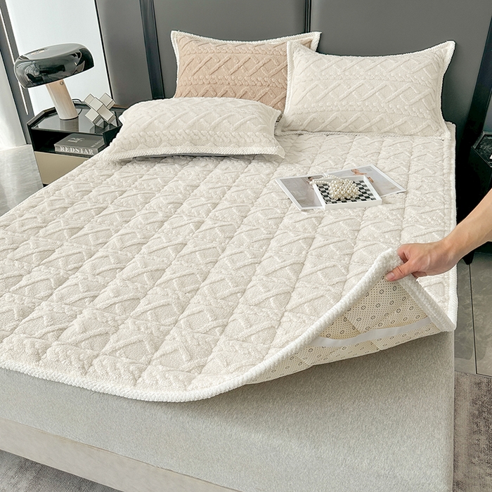 91家纺网 家纺一手货源 找家纺 纽缦家纺 2023新款纯色兔兔绒塔芙绒夹棉床垫 米杏