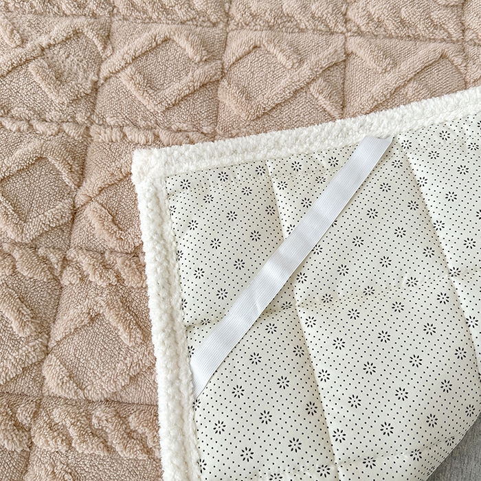 91家纺网 家纺一手货源 找家纺 纽缦家纺 2023新款纯色兔兔绒塔芙绒夹棉床垫 卡其