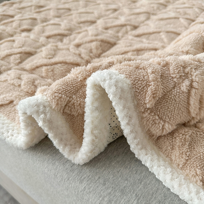 91家纺网 家纺一手货源 找家纺 纽缦家纺 2023新款纯色兔兔绒塔芙绒夹棉床垫 卡其