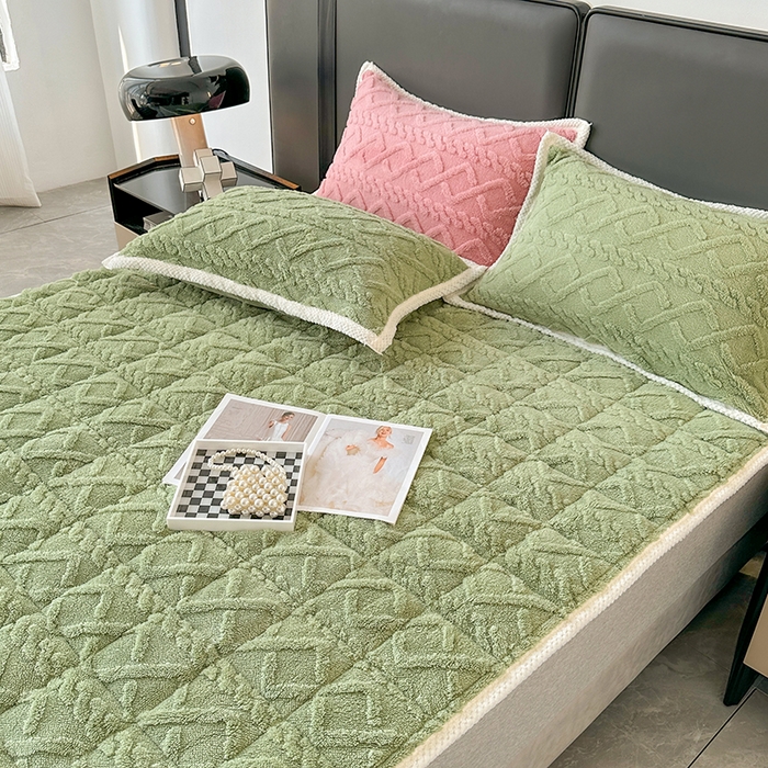 91家纺网 家纺一手货源 找家纺 纽缦家纺 2023新款纯色兔兔绒塔芙绒夹棉床垫 抹茶绿