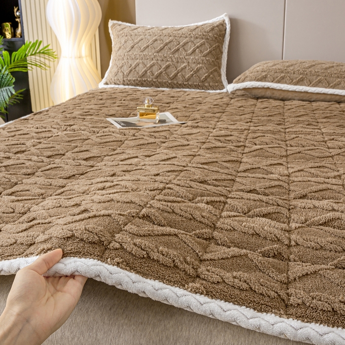 91家纺网 家纺一手货源 找家纺 纽缦家纺 2023新款纯色兔兔绒塔芙绒夹棉床垫 莫奈咖