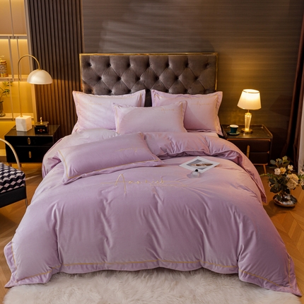 91家纺网 家纺一手货源 找家纺 库里梦家纺 2024新款宽边一字绣婴儿绒四件套 淡雅紫