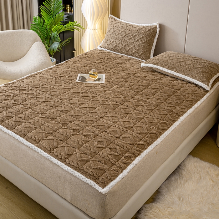 91家纺网 家纺一手货源 找家纺 纽缦家纺 2023新款纯色兔兔绒塔芙绒夹棉床垫 莫奈咖