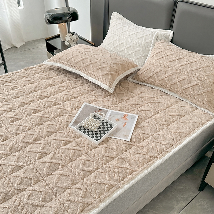 91家纺网 家纺一手货源 找家纺 纽缦家纺 2023新款纯色兔兔绒塔芙绒夹棉床垫 卡其