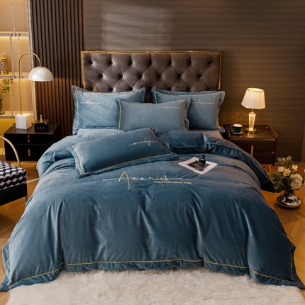 91家纺网 家纺一手货源 找家纺 库里梦家纺 2024新款宽边一字绣婴儿绒四件套 宾利兰