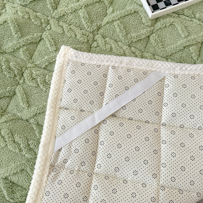 91家纺网 家纺一手货源 找家纺 纽缦家纺 2023新款纯色兔兔绒塔芙绒夹棉床垫 抹茶绿