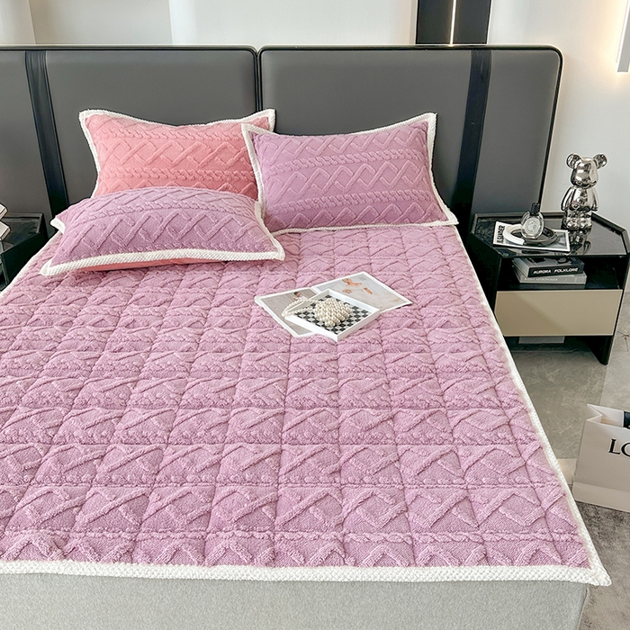 91家纺网 家纺一手货源 找家纺 纽缦家纺 2023新款纯色兔兔绒塔芙绒夹棉床垫 古典紫