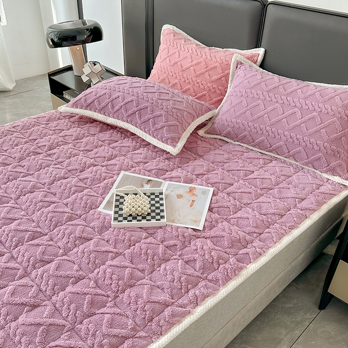 91家纺网 家纺一手货源 找家纺 纽缦家纺 2023新款纯色兔兔绒塔芙绒夹棉床垫 古典紫