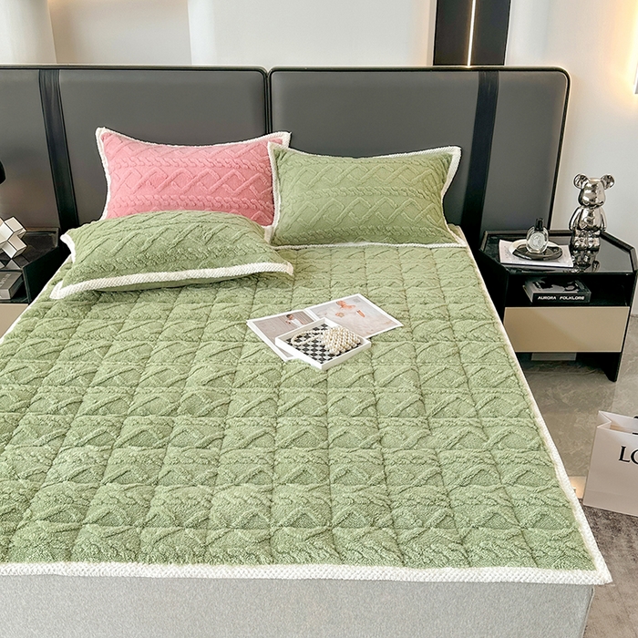 91家纺网 家纺一手货源 找家纺 纽缦家纺 2023新款纯色兔兔绒塔芙绒夹棉床垫 抹茶绿