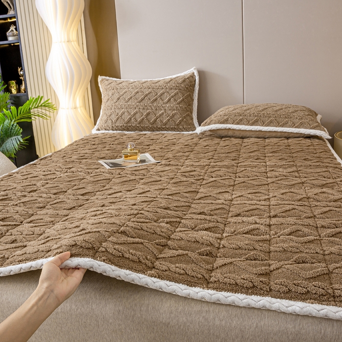 91家纺网 家纺一手货源 找家纺 纽缦家纺 2023新款纯色兔兔绒塔芙绒夹棉床垫 莫奈咖