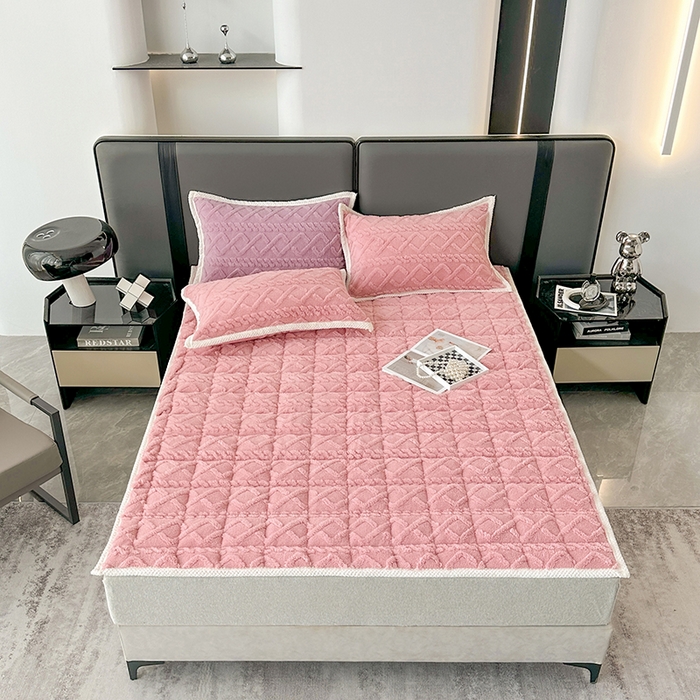 91家纺网 家纺一手货源 找家纺 纽缦家纺 2023新款纯色兔兔绒塔芙绒夹棉床垫 樱花粉