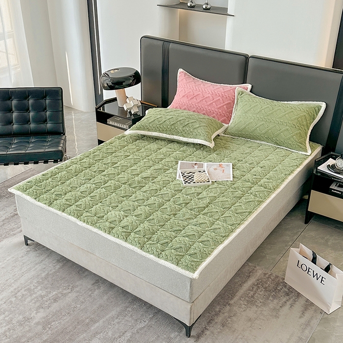 91家纺网 家纺一手货源 找家纺 纽缦家纺 2023新款纯色兔兔绒塔芙绒夹棉床垫 抹茶绿