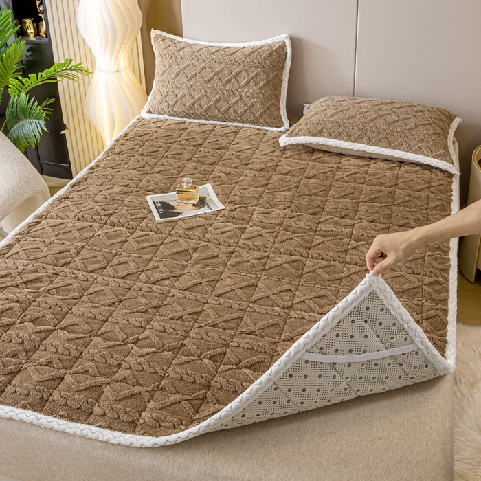 91家纺网 家纺一手货源 找家纺 纽缦家纺 2023新款纯色兔兔绒塔芙绒夹棉床垫 莫奈咖